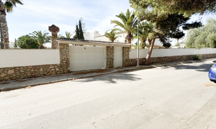 Detached villa - Sale - Orihuela Costa - La Zenia
