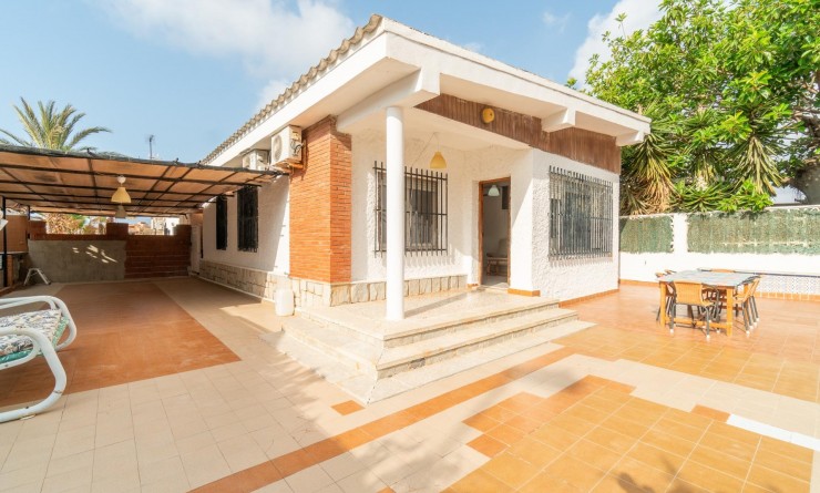 Villa - Wederverkoop - Torrevieja - Aguas nuevas 1