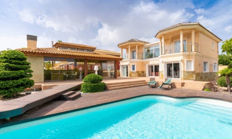 Villa - Wederverkoop - Torrevieja - Aguas Nuevas