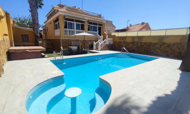 Villa - Wederverkoop - Torrevieja - Aguas Nuevas