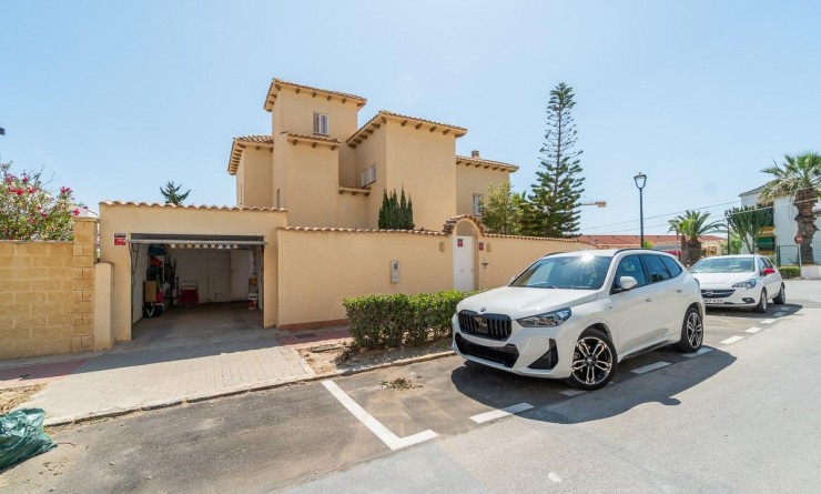 Villa - Wederverkoop - Torrevieja - La Mata