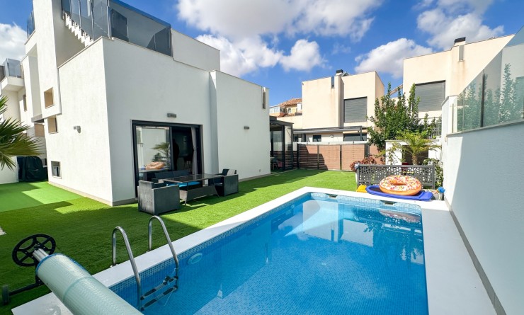 Villa - Wederverkoop - Torrevieja - Nueva Torrevieja - Aguas Nuevas