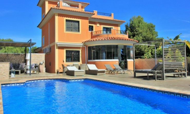 Villa - Wederverkoop - Villamartín - Calle Los Pinneos