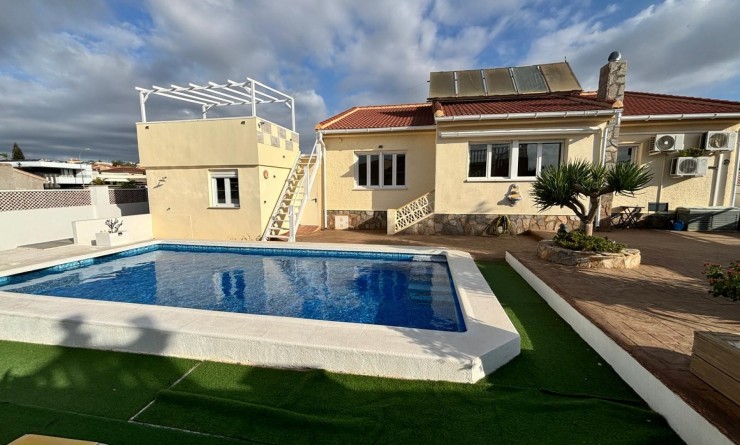 Revente - Detached House / Villa - Ciudad Quesada