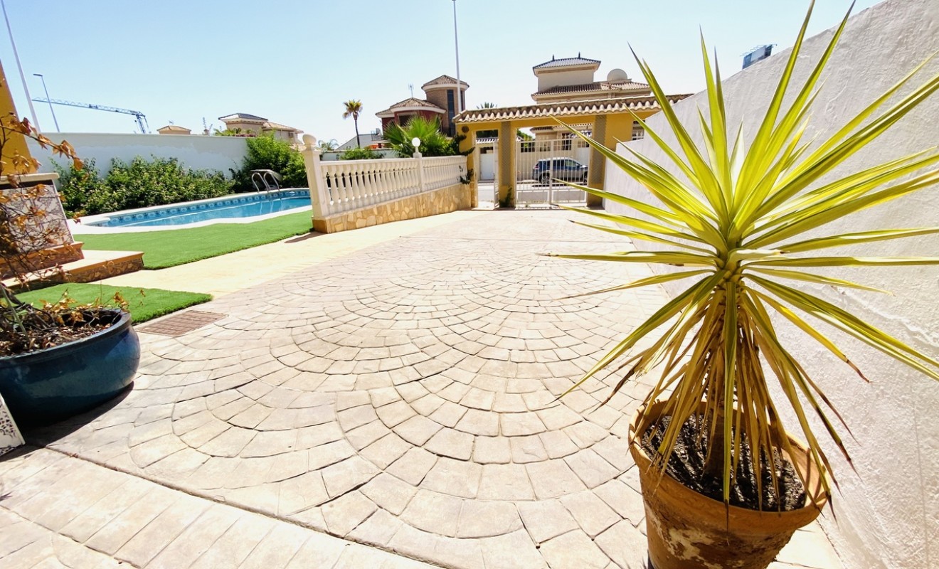 Sale - Villa - La Zenia