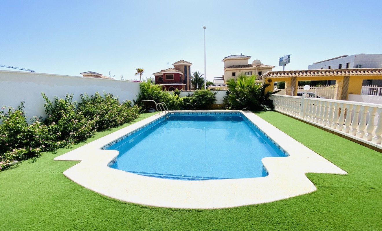 Sale - Villa - La Zenia