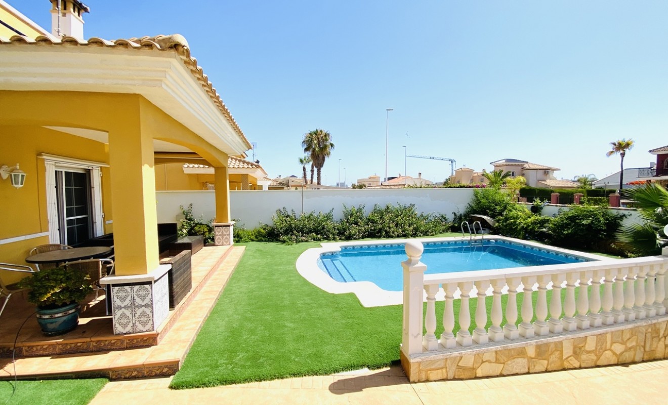 Sale - Villa - La Zenia