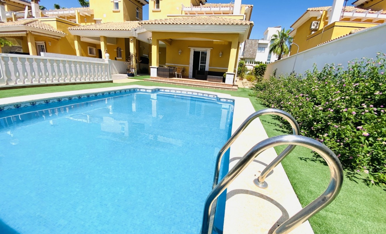 Sale - Villa - La Zenia