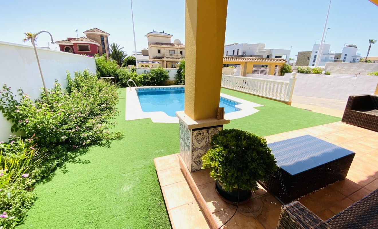 Sale - Villa - La Zenia