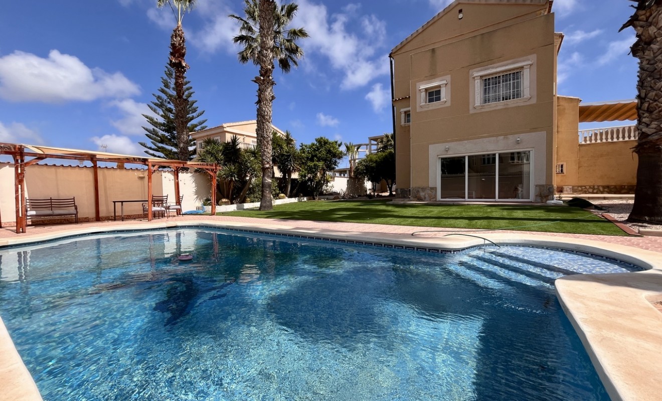 Sale - Villa - La Zenia