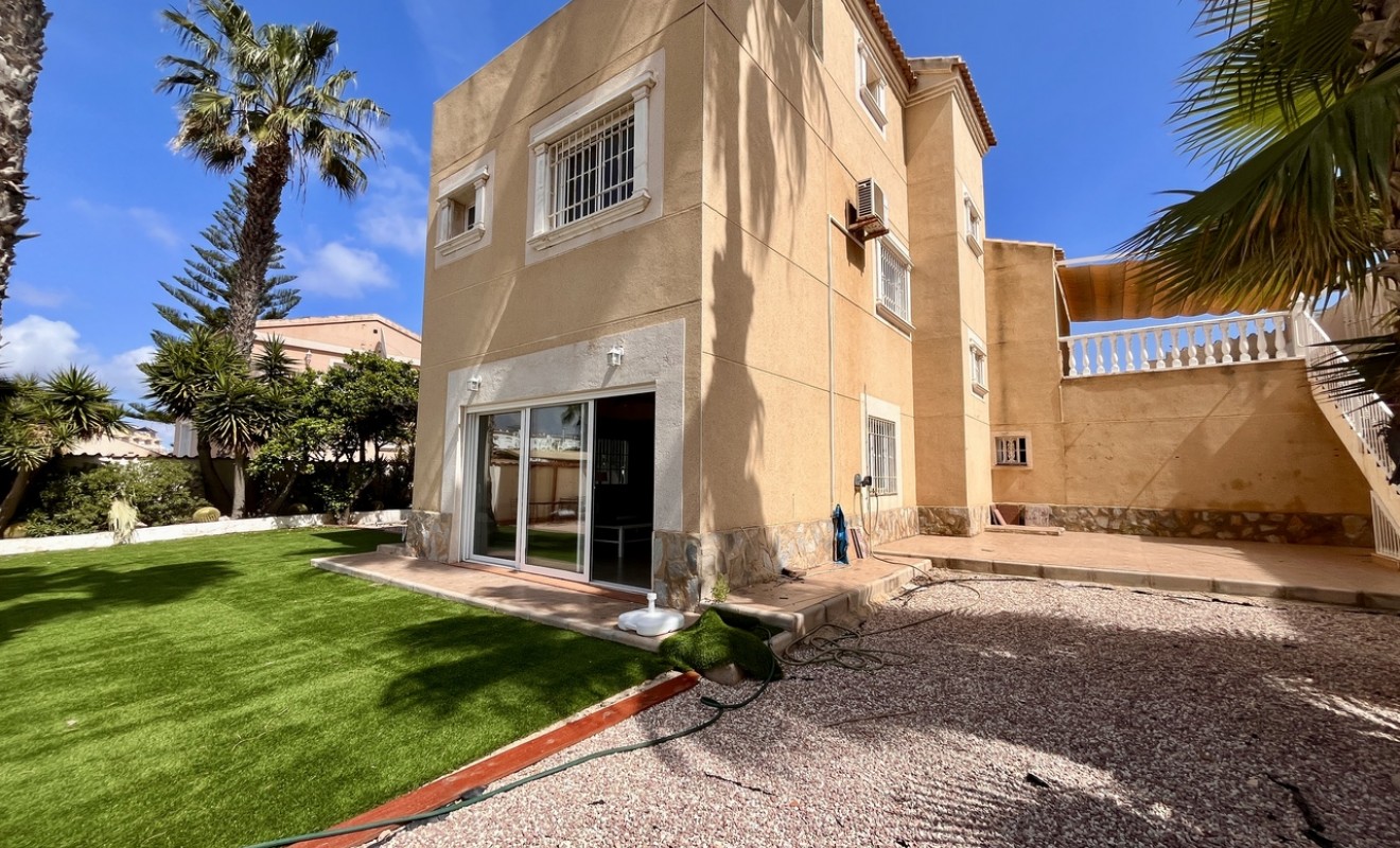 Sale - Villa - La Zenia