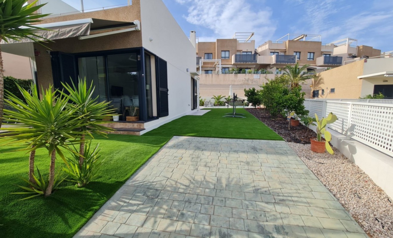 Sale - Villa - Orihuela - La Zenia