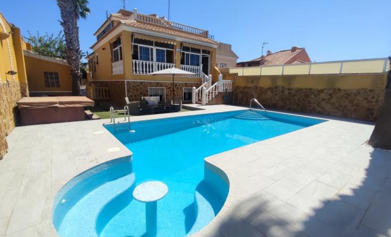 Wederverkoop - Villa - Torrevieja - Aguas Nuevas