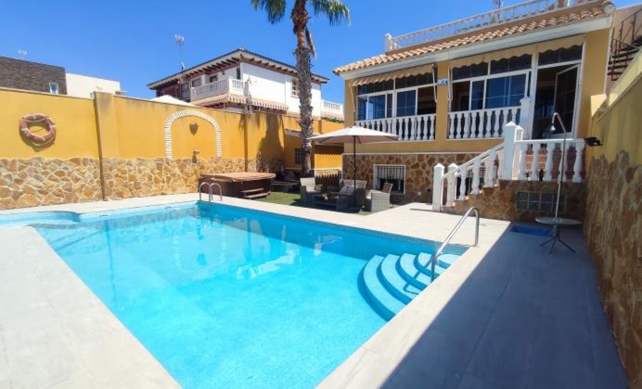 Wederverkoop - Villa - Torrevieja - Aguas Nuevas