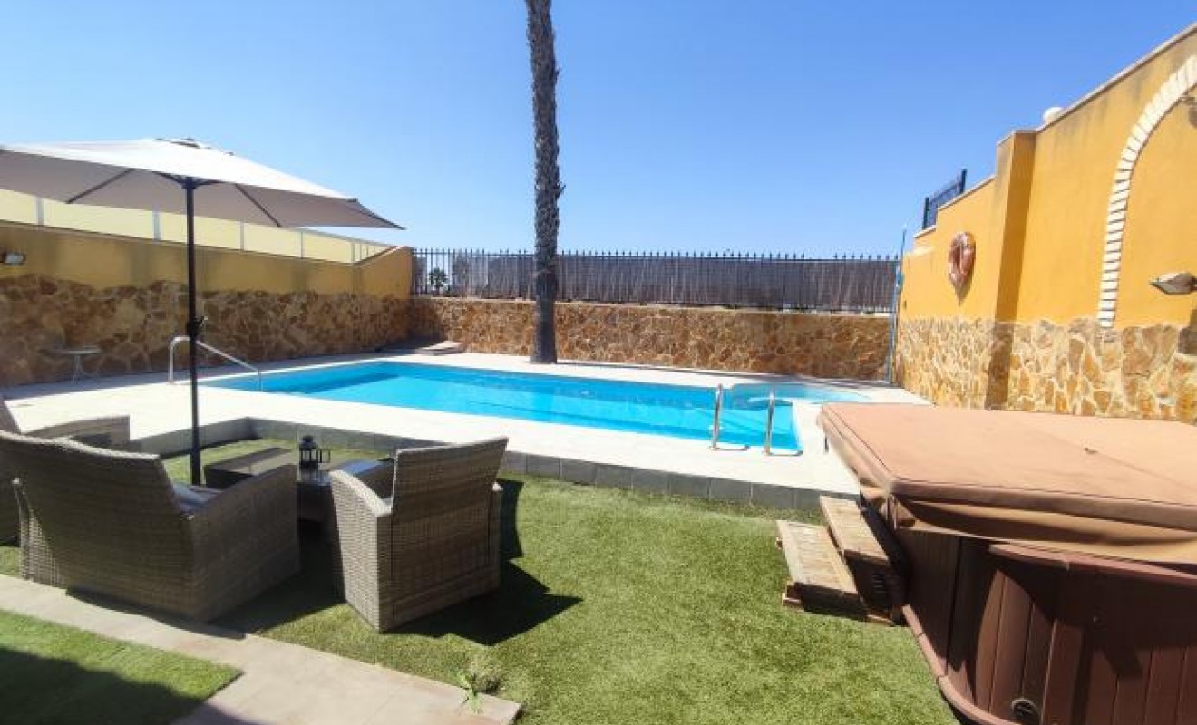 Wederverkoop - Villa - Torrevieja - Aguas Nuevas