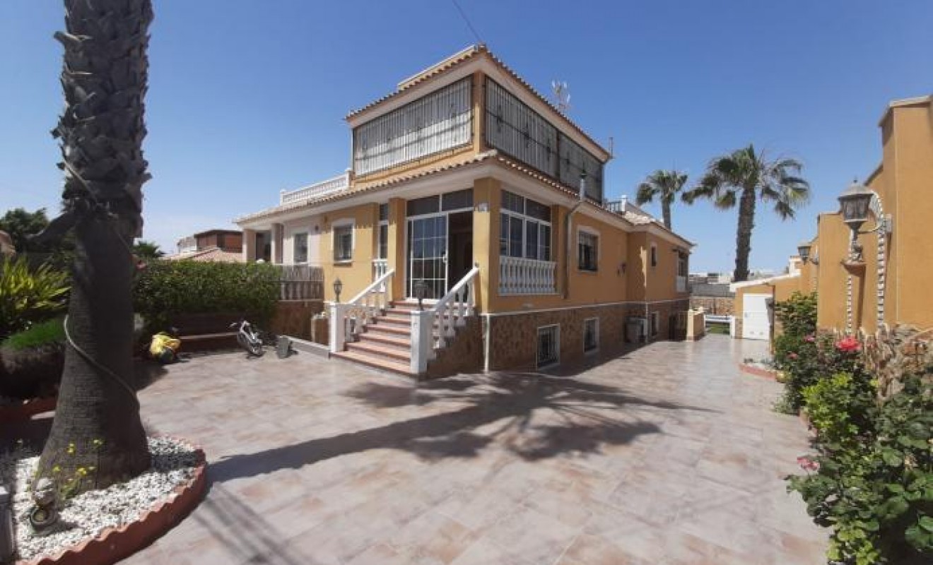 Wederverkoop - Villa - Torrevieja - Aguas Nuevas
