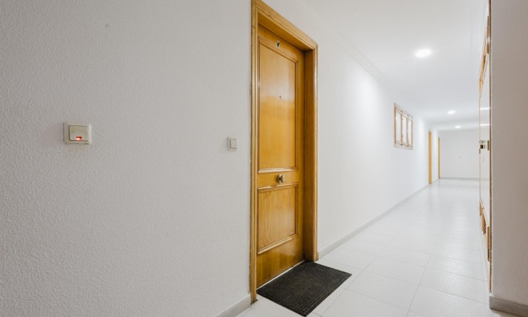 Sale - Apartamento - Torrevieja - Playa de La Acequion