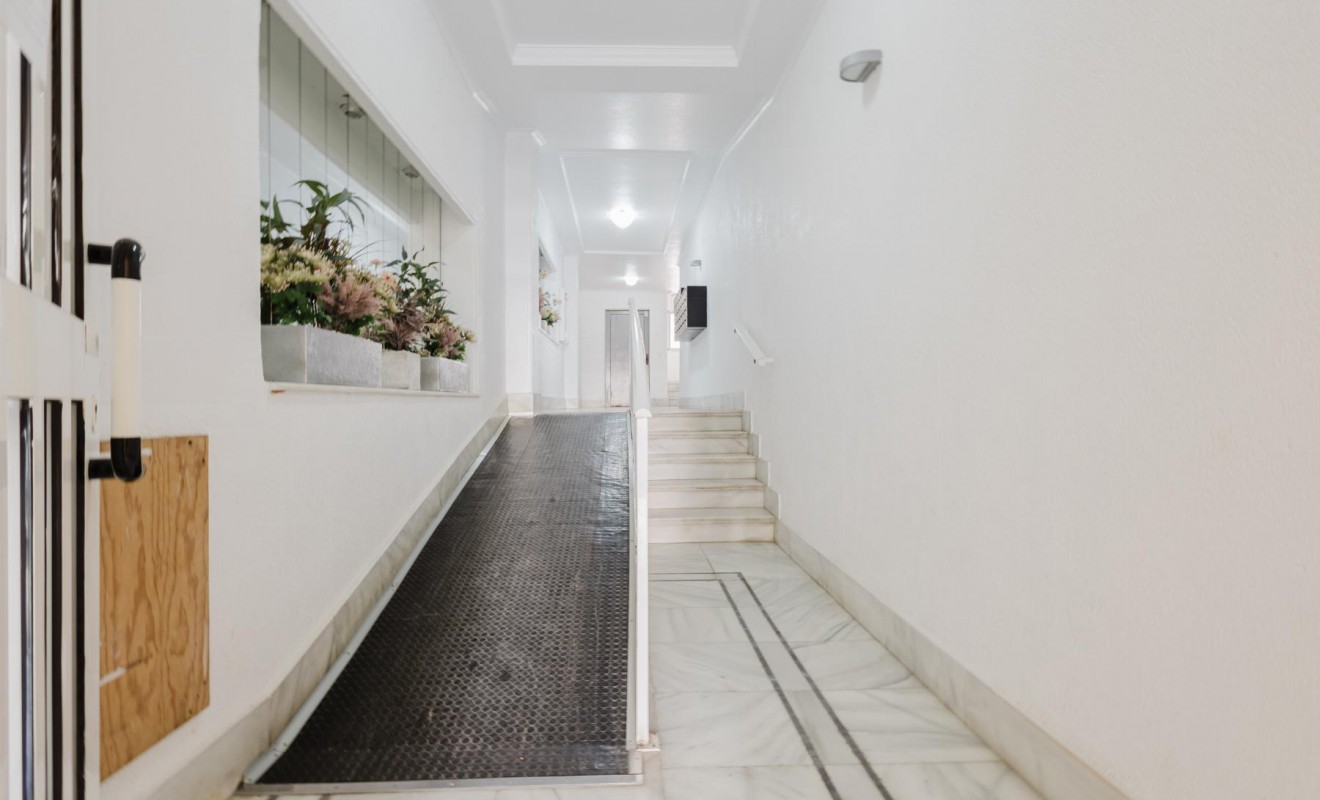 Sale - Apartamento - Torrevieja - Playa de los Naufragos