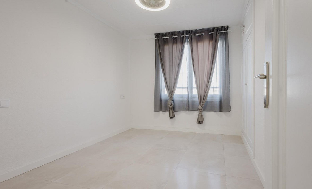 Sale - Apartamento - Torrevieja - Playa del Acequión