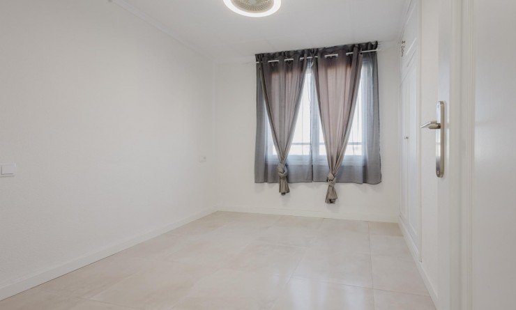 Sale - Apartamento - Torrevieja - Playa del Acequión