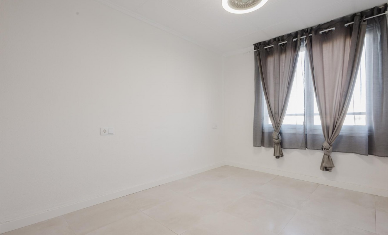 Sale - Apartamento - Torrevieja - Playa del Acequión