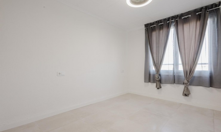 Sale - Apartamento - Torrevieja - Playa del Acequión