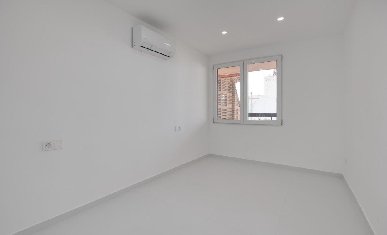 Sale - Apartamento - Torrevieja - Playa de los Naufragos