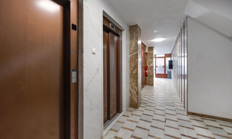 Sale - Apartamento - Torrevieja - Playa de los Naufragos