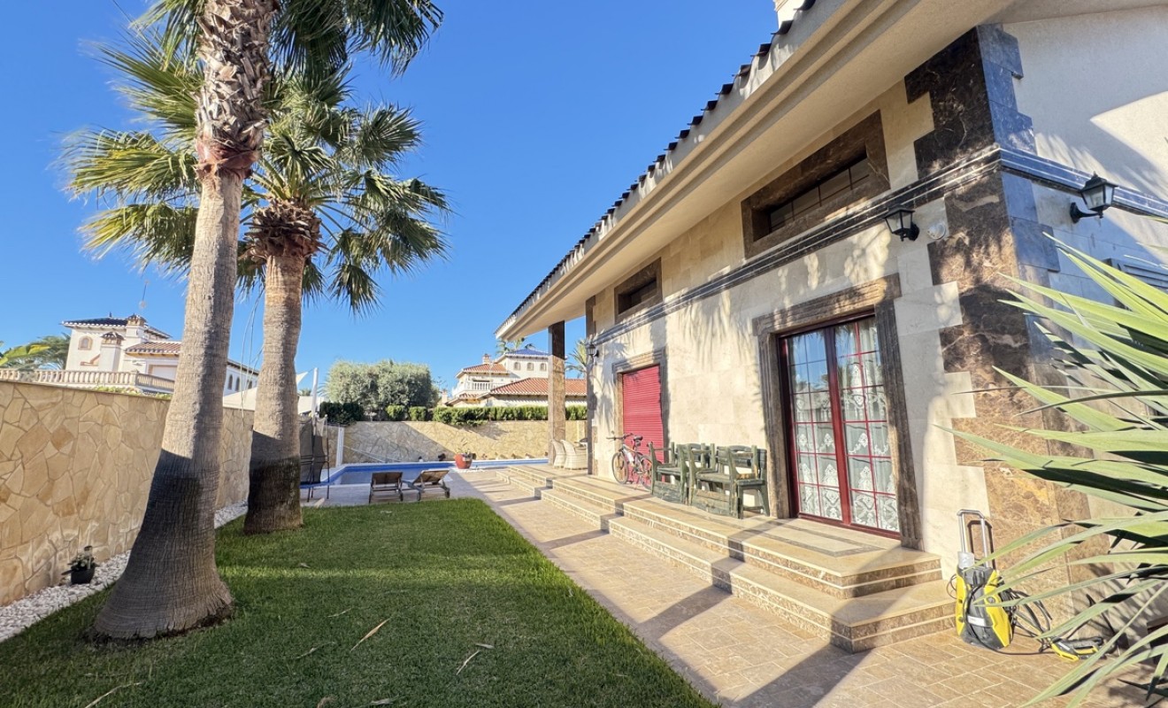 Sale - Villa - Cabo Roig