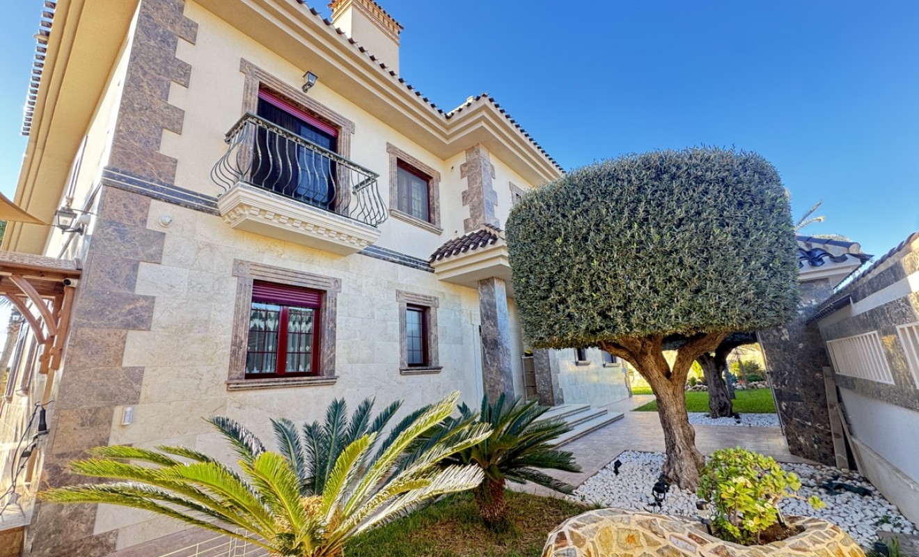 Sale - Villa - Cabo Roig