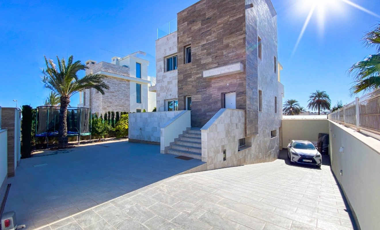 Sale - Villa - La Zenia