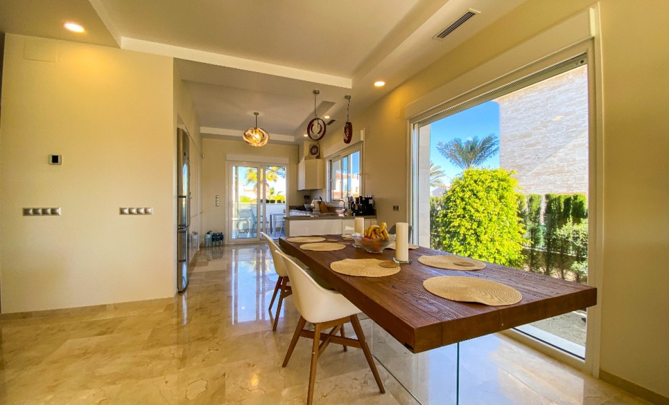 Sale - Villa - La Zenia