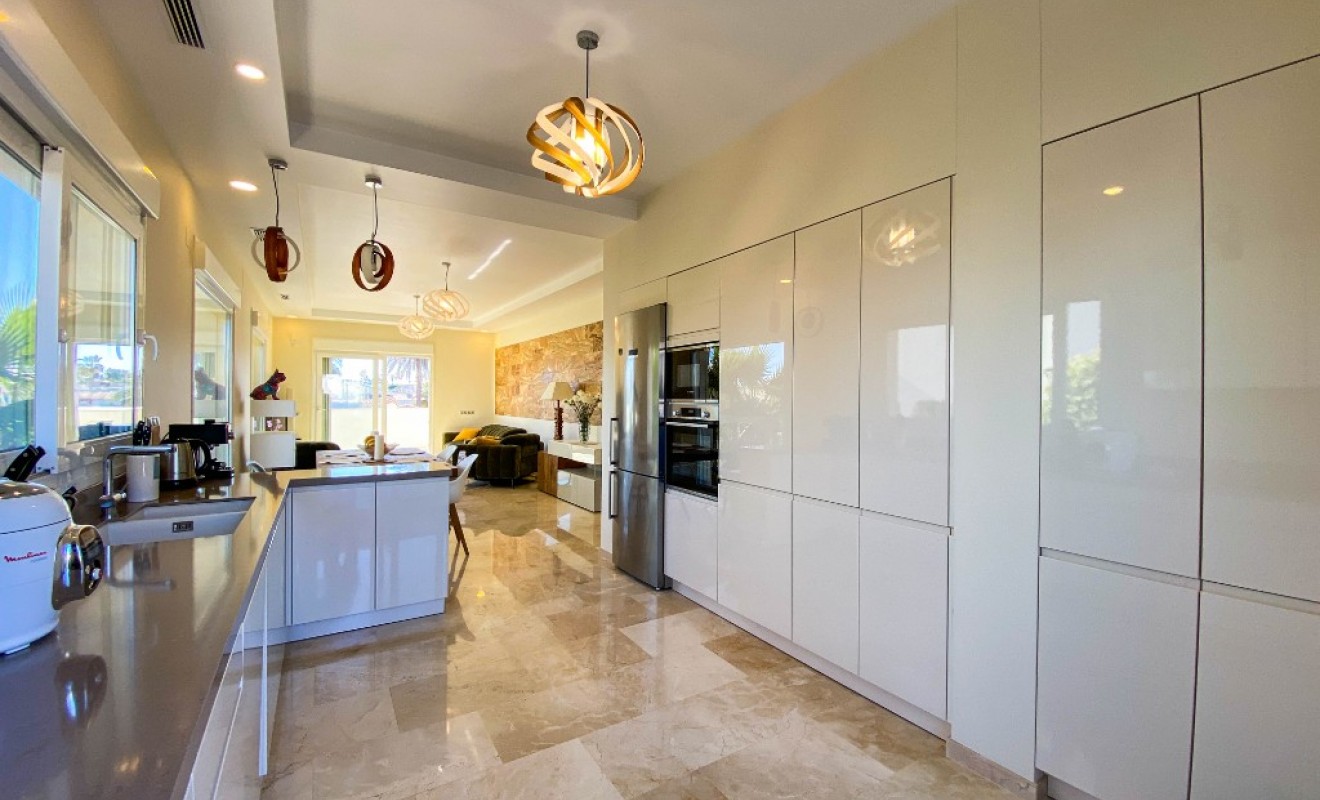 Sale - Villa - La Zenia