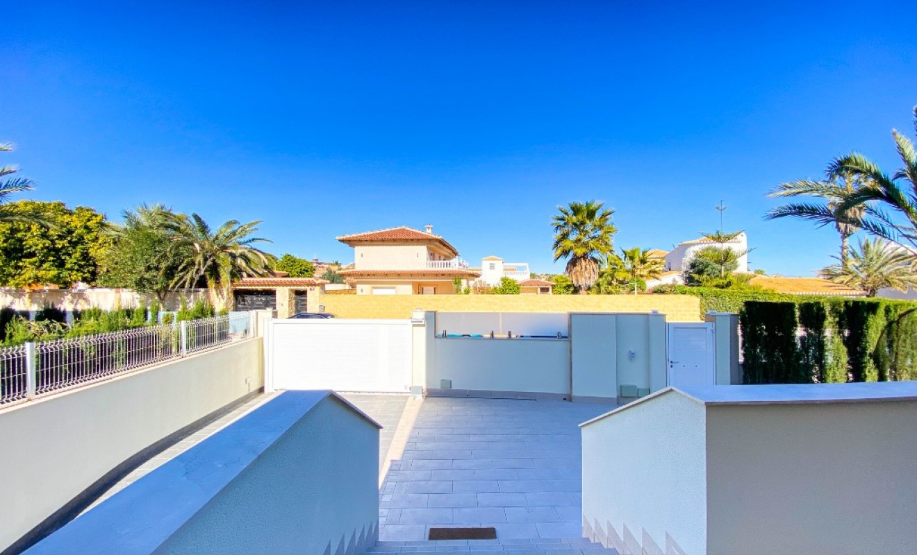 Sale - Villa - La Zenia