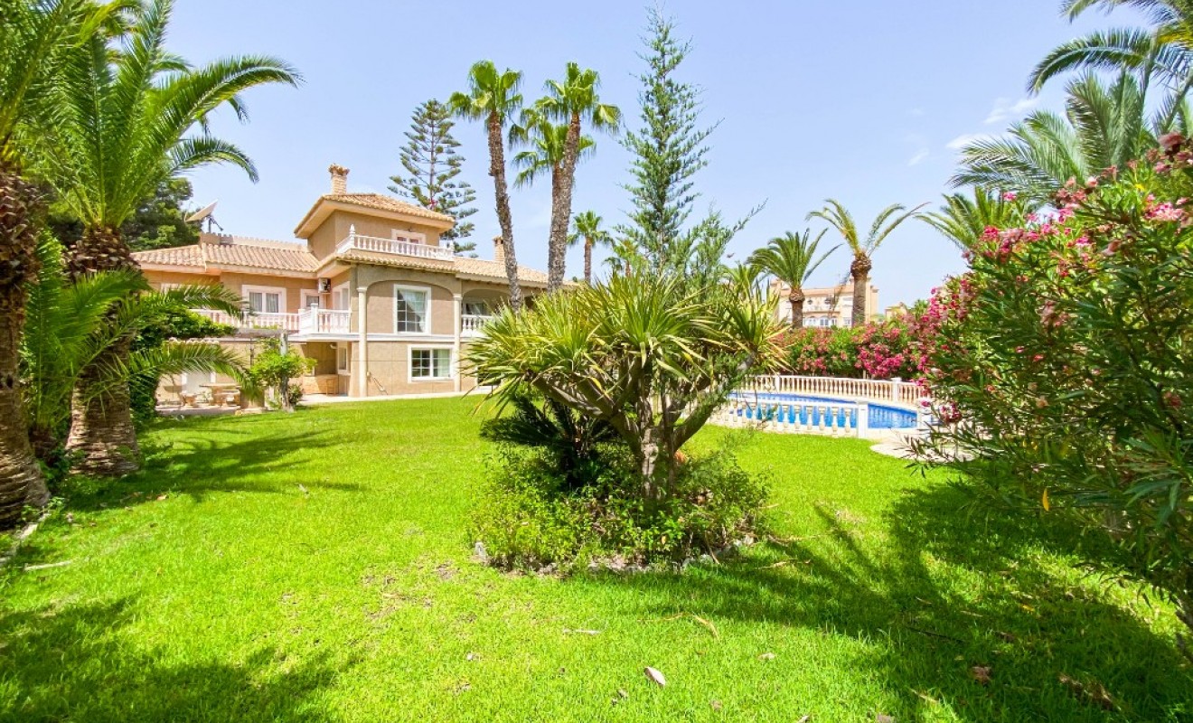 Sale - Luxury Villa - Villamartin