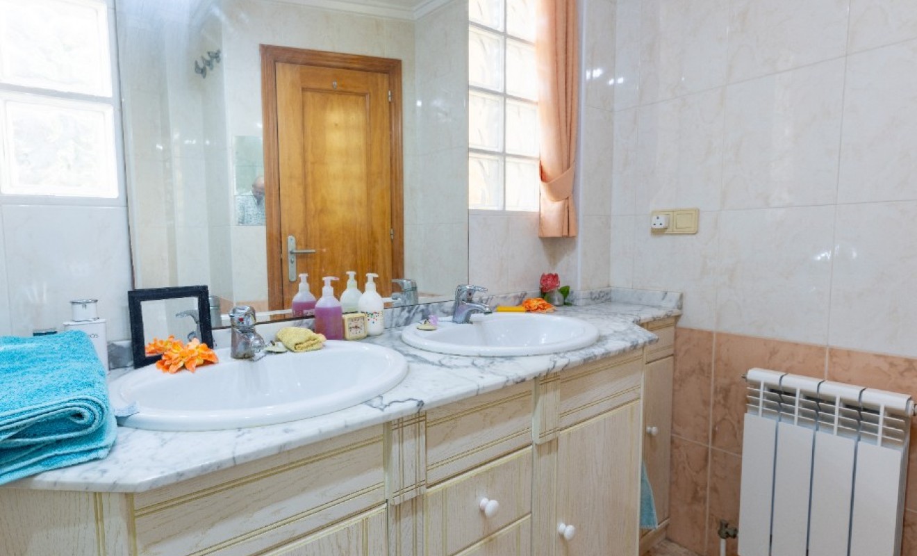 Sale - Villa - Los Altos