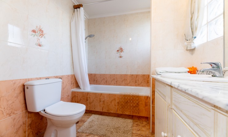 Sale - Villa - Los Altos