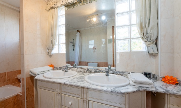 Sale - Villa - Los Altos