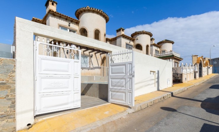 Sale - Villa - Orihuela Costa - Villamartín