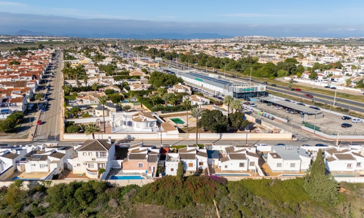 Sale - Detached villa - Torrevieja - Urbanización San Luis