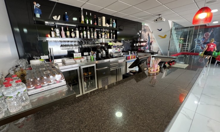 Wederverkoop - commercial_building - Torrevieja - Costa Blanca Sur