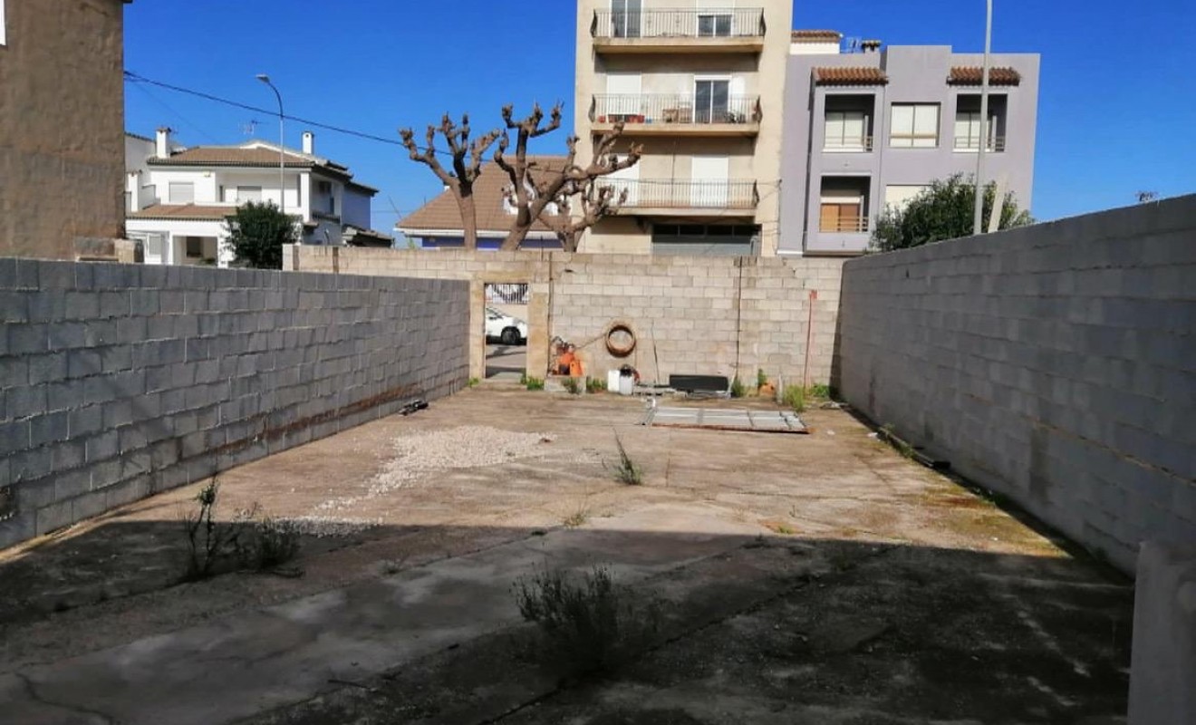 Revente - urban plot - Pego