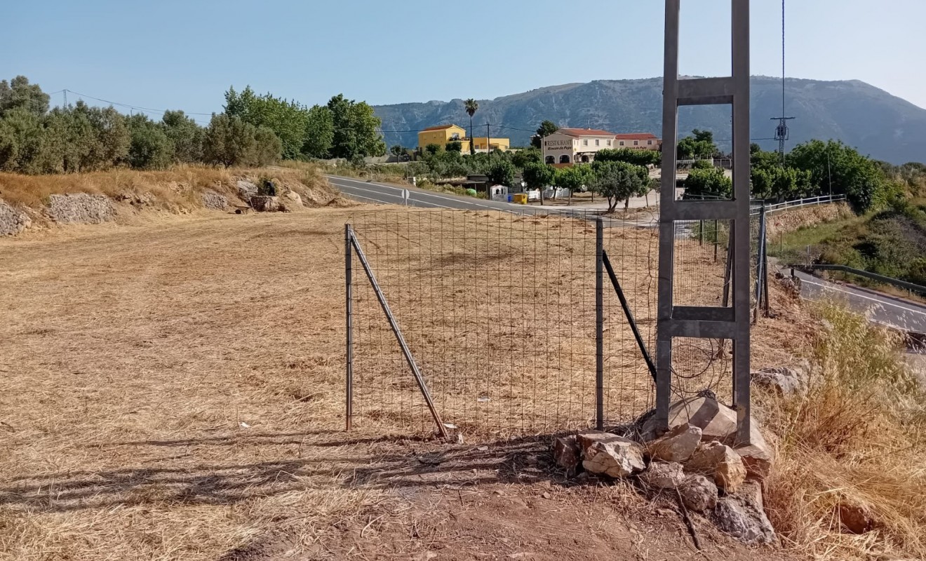 Sale - rustic plot - Benimantell