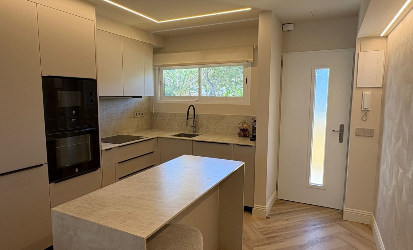 Sale - Apartment / flat - Albir - center