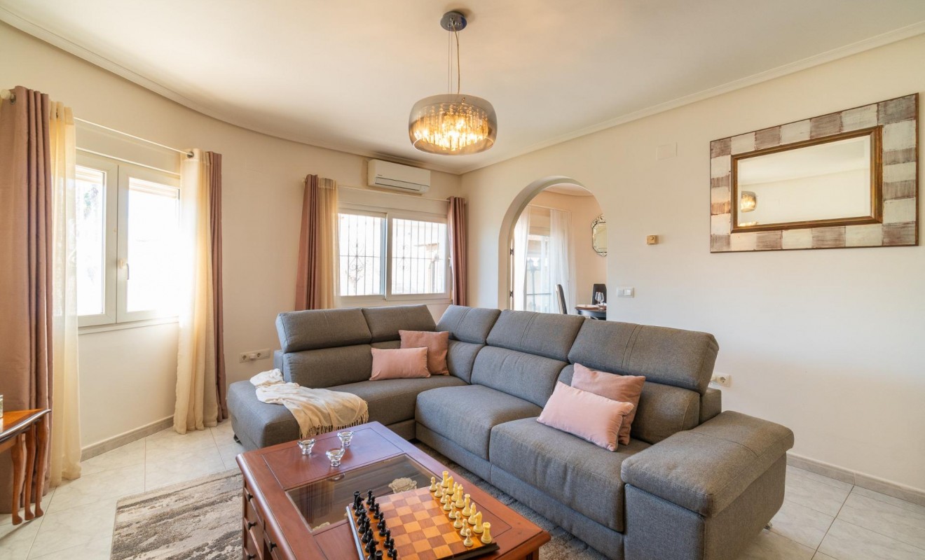 Sale - Villa - Orihuela Costa - Playa Flamenca