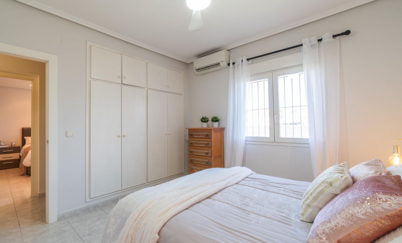 Sale - Villa - Orihuela Costa - Playa Flamenca