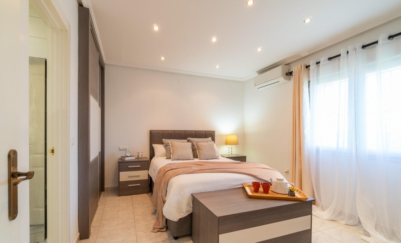 Sale - Villa - Orihuela Costa - Playa Flamenca